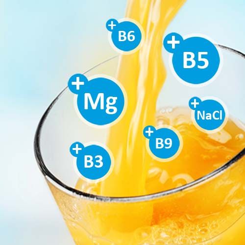 Ein Glas mit trinkForm plus Orange-Getränk, hervorgehoben mit Vitaminen und Mineralstoffen für einen gesunden Lebensstil