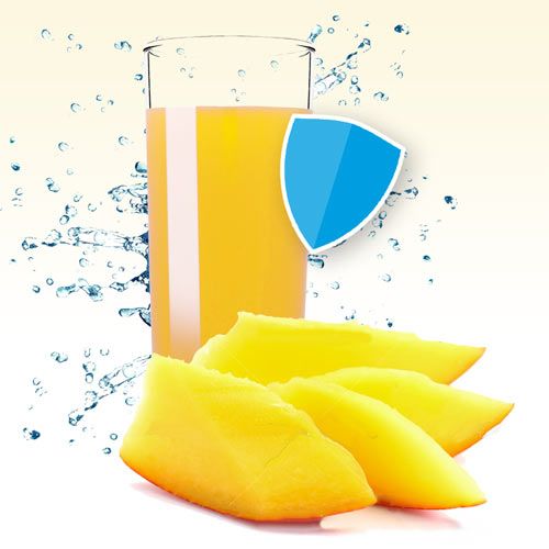 Frisches Mango-Getränk neben Mangostücken und Schutzschild, steht für Stärkung der Abwehrkräfte durch trinkForm®