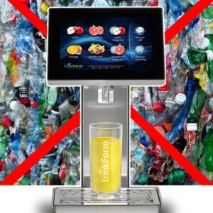 Presse trinkForm® Getränkeautomat vor einem Hintergrund voller Plastikflaschen, symbolisiert Abfallreduzierung