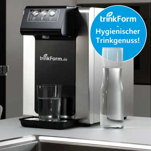 trinkForm® Wasserspender auf einer Küchenarbeitsplatte, gewährleistet hygienischen Trinkgenuss auch in Corona-Zeiten.