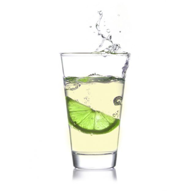 trinkForm® Instant LIMONE Spritziges trinkForm® Instant Limonengetränk, frisch zubereitet und serviert in einem klaren Glas