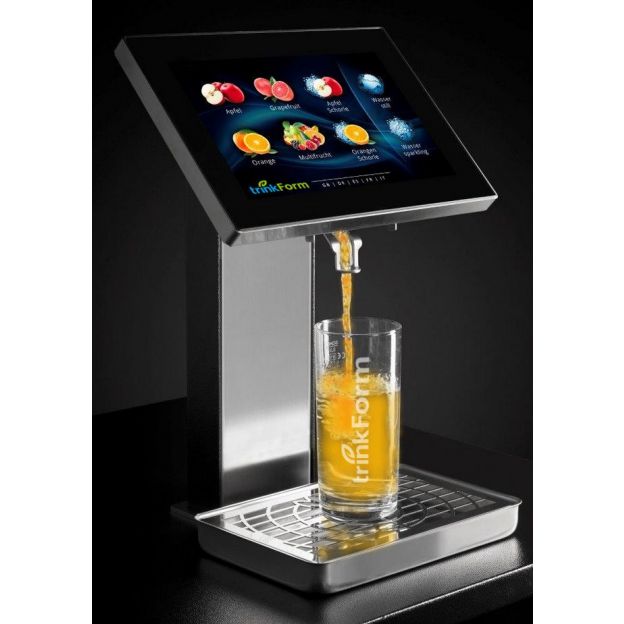 Modell CT L 4 TOUCH STILL Getränkeautomat Juici CT 4 STILL Getränkeautomat von trinkForm® beim Befüllen eines Glases, innovative Technik und modernes Design für Getränkevielfalt