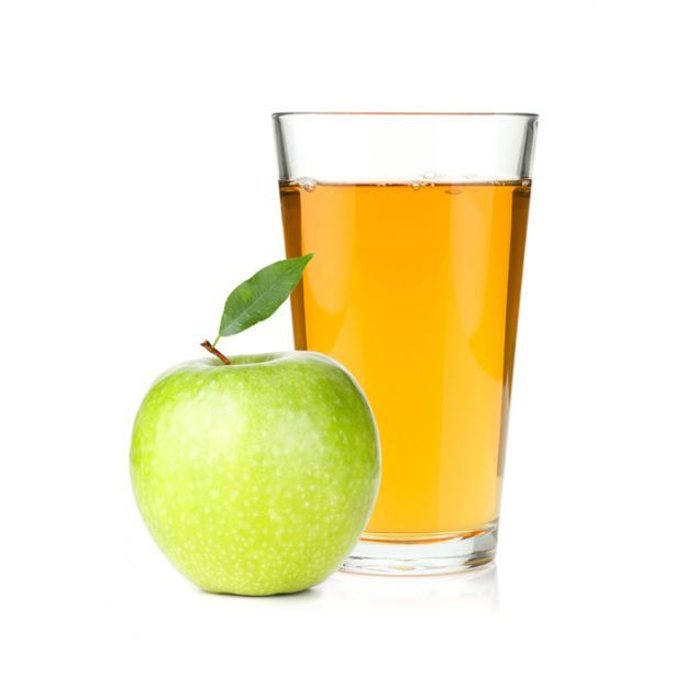 trinkForm® Konzentrat APFEL Klares Glas mit trinkForm® Apfelkonzentrat neben einem frischen, grünen Apfel, ideal für eine belebende Erfrischung