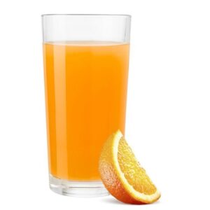 Helles trinkForm® Orangenkonzentrat im Glas, neben einer saftigen Orangenscheibe, ein fruchtiger Genuss, der nach Sonne schmeckt