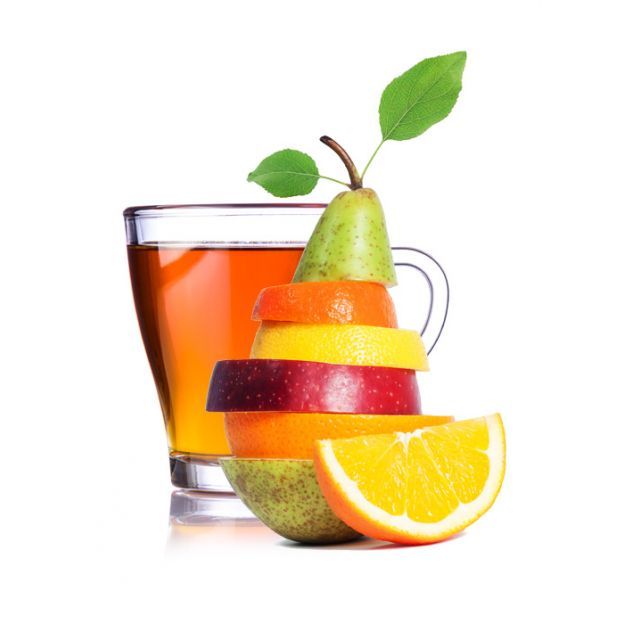 trinkForm® Konzentrat TEA AND FRUIT Tee und Frucht Konzentrat von trinkForm® in einer klaren Tasse, begleitet von einem Stapel frischer, bunter Früchte, eine harmonische Kombination für Genussmomente